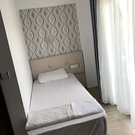 Twenty One Hotel *